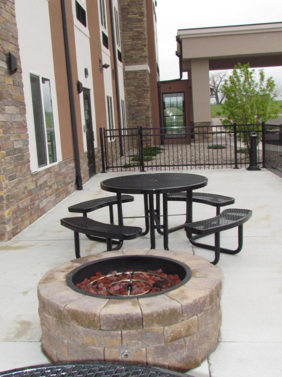 Heartland Inn And Suites Wheatland Exterior foto